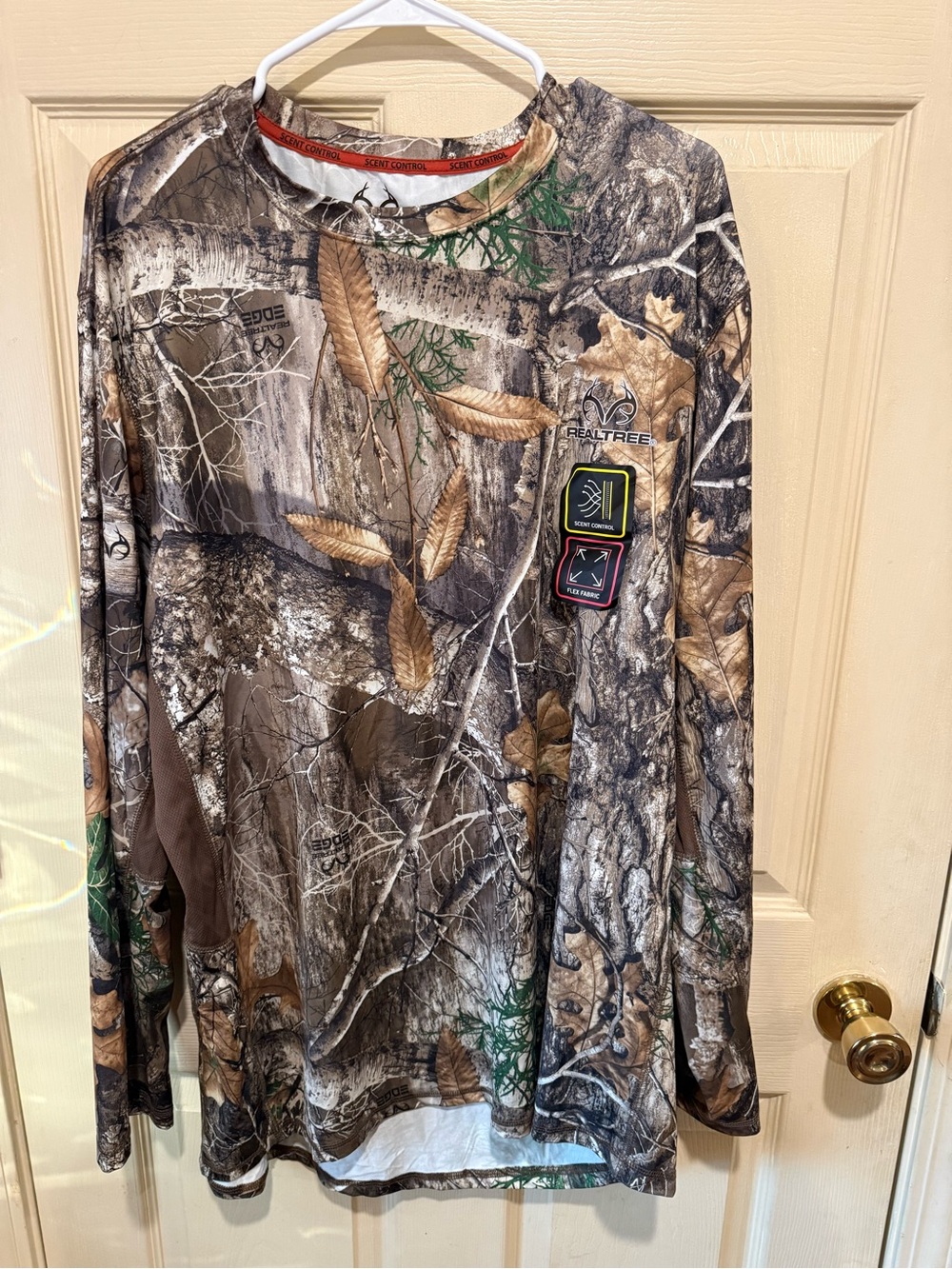 NWT - Realtree Men’s Long Sleeve Camo Shirt
